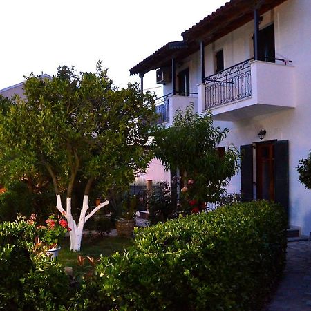 Kostas' Garden Apartment Roda  Luaran gambar