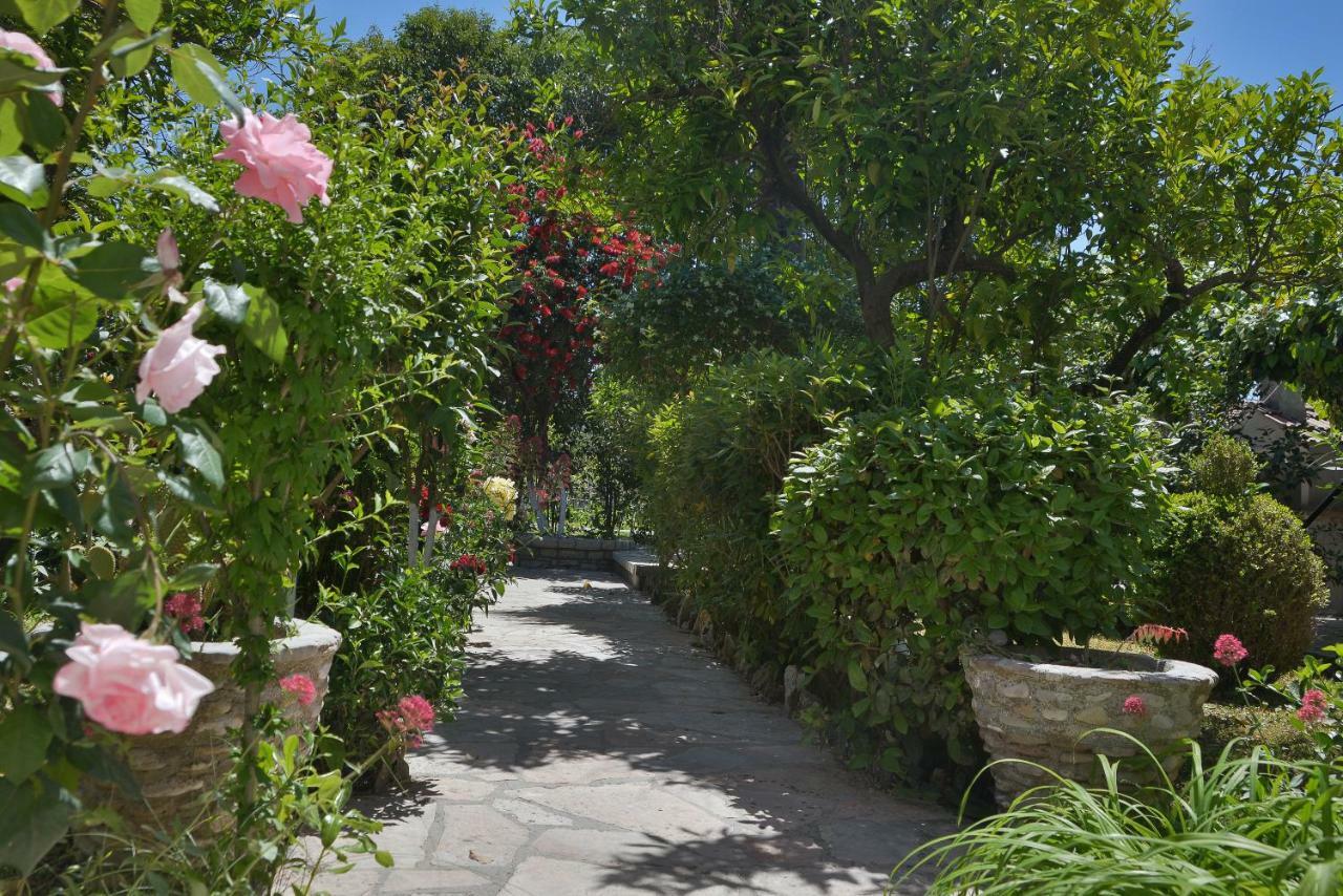 Kostas' Garden Apartment Roda  Luaran gambar