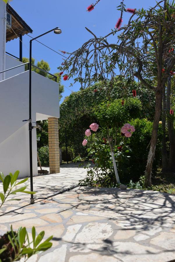 Kostas' Garden Apartment Roda  Luaran gambar