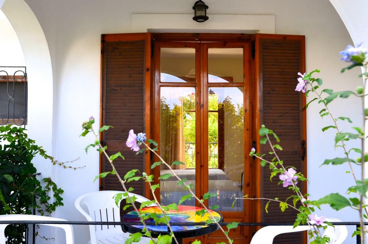 Kostas' Garden Apartment Roda  Luaran gambar