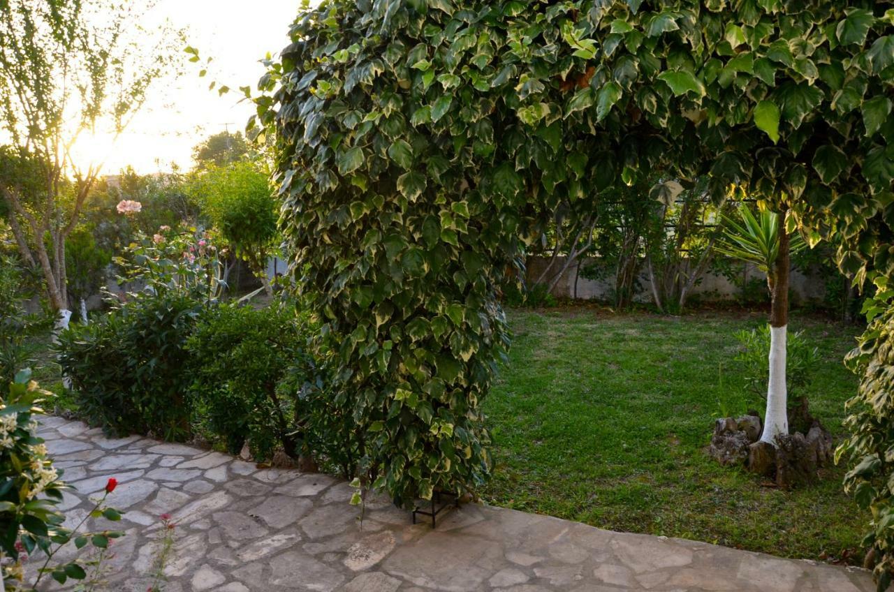Kostas' Garden Apartment Roda  Luaran gambar