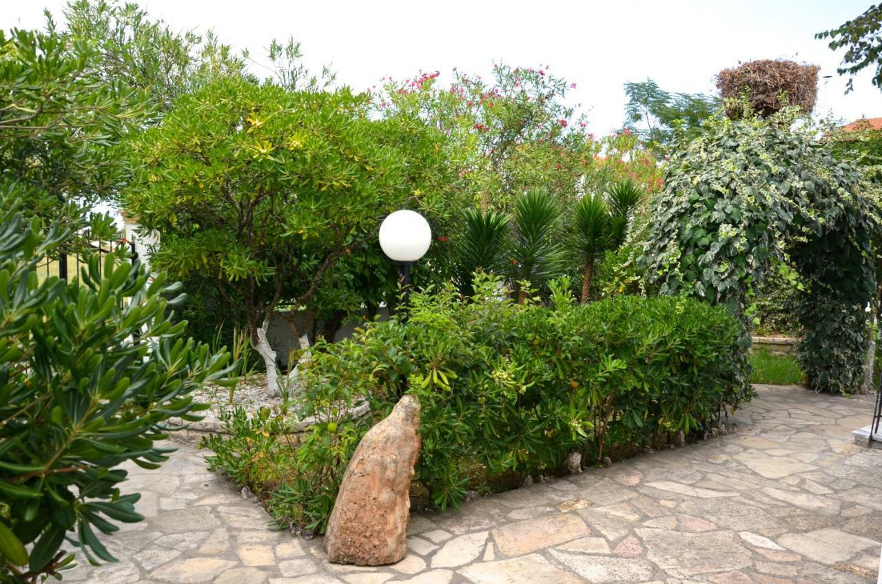 Kostas' Garden Apartment Roda  Luaran gambar