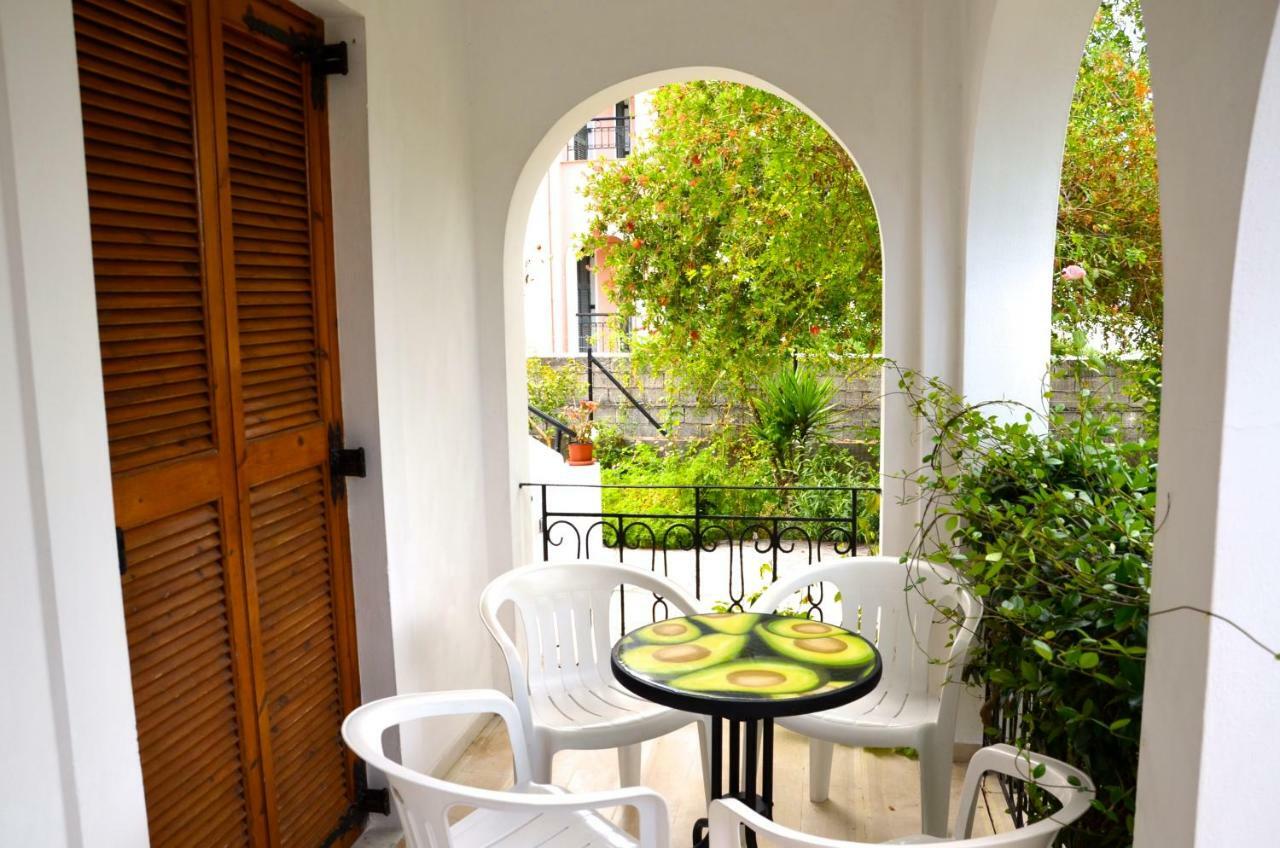 Kostas' Garden Apartment Roda  Luaran gambar