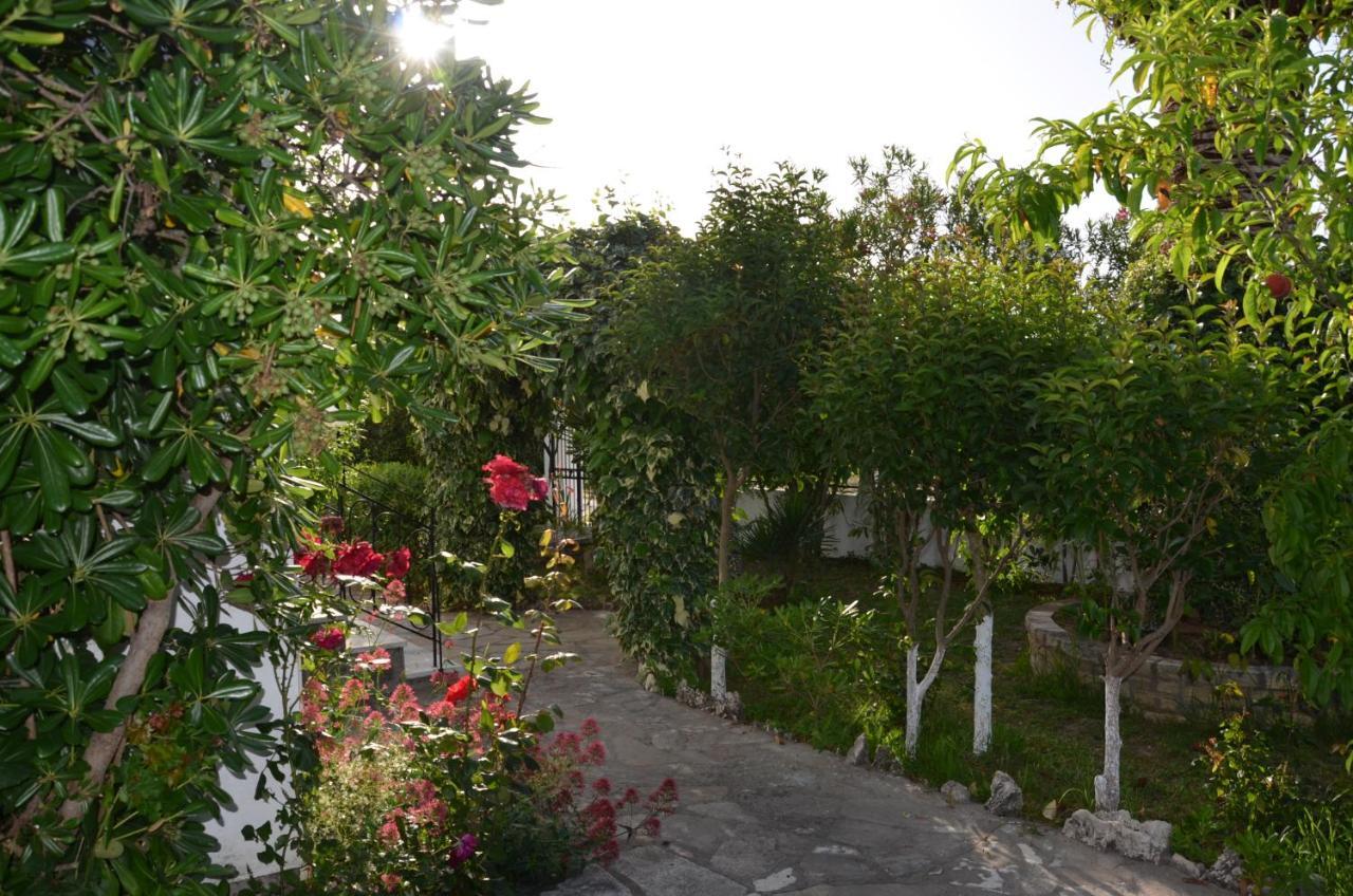 Kostas' Garden Apartment Roda  Luaran gambar
