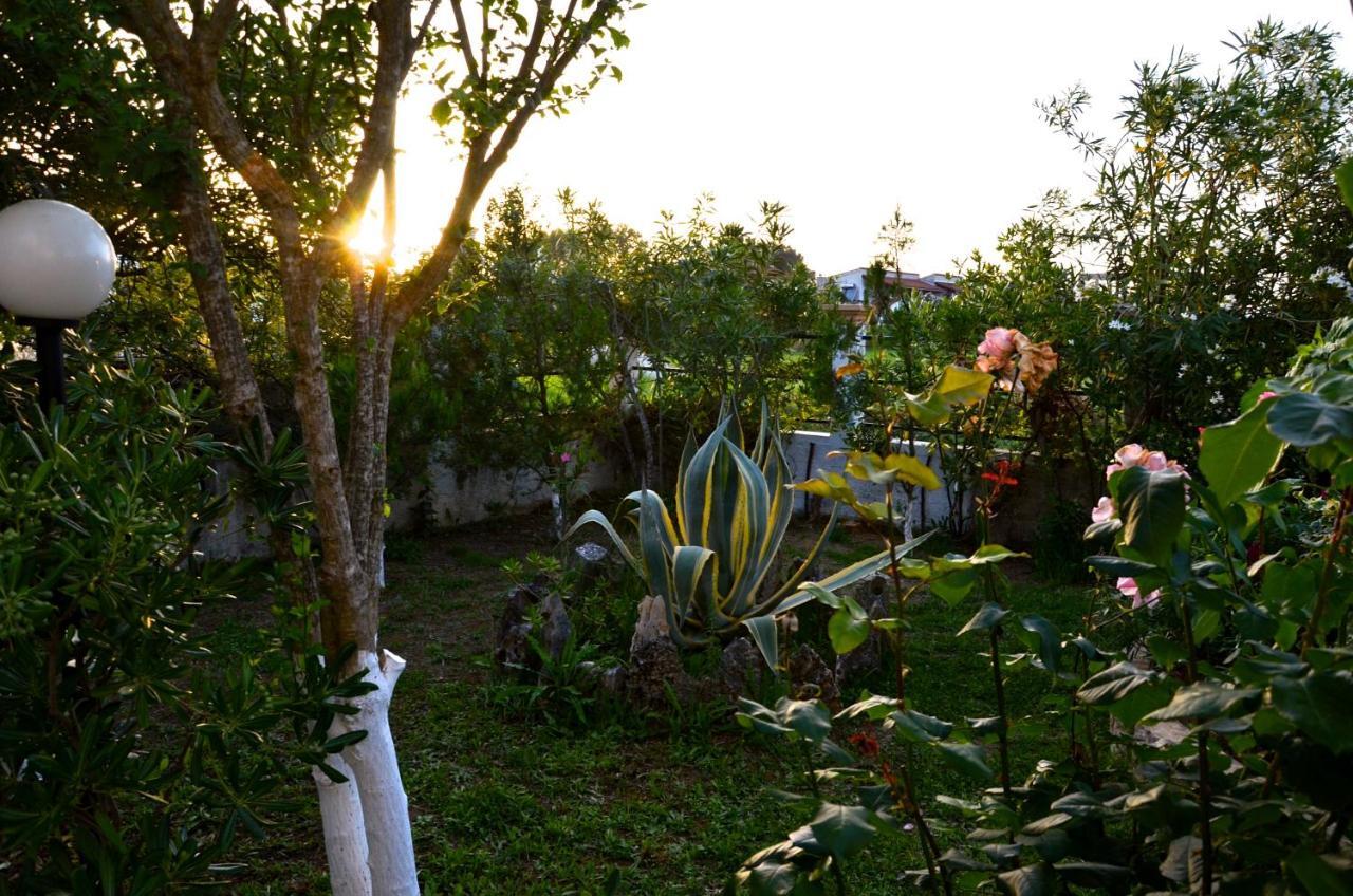 Kostas' Garden Apartment Roda  Luaran gambar