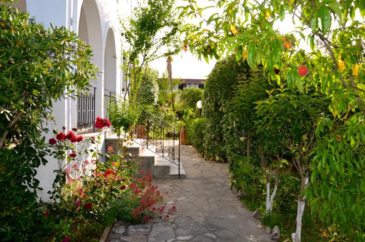 Kostas' Garden Apartment Roda  Luaran gambar