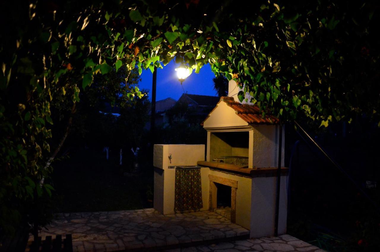 Kostas' Garden Apartment Roda  Luaran gambar